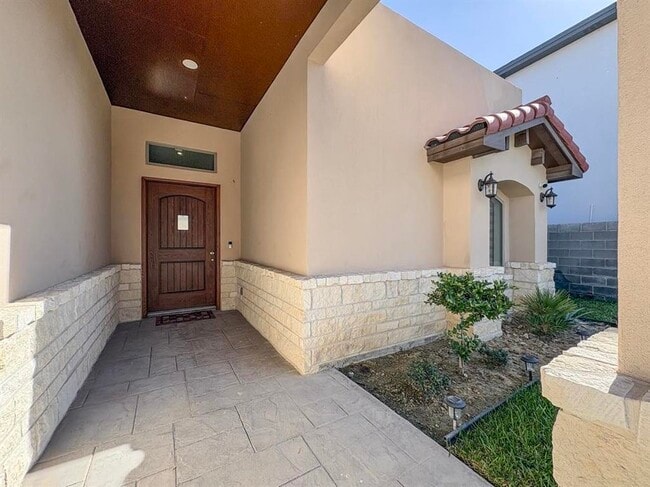 Building Photo - 303 Placido Dr