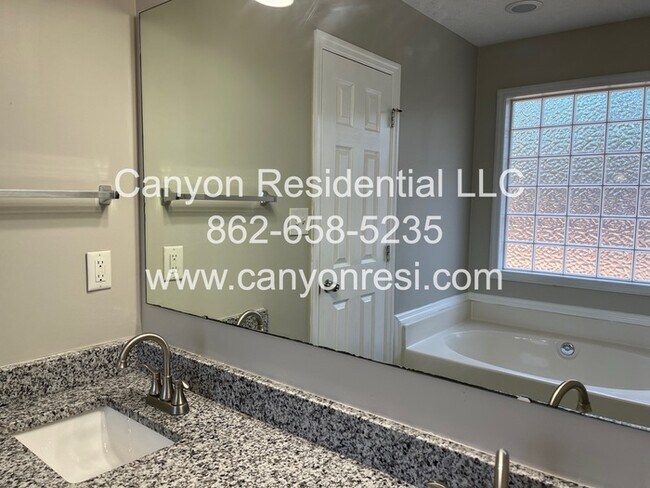 Building Photo - 461 Bedford Knoll Dr