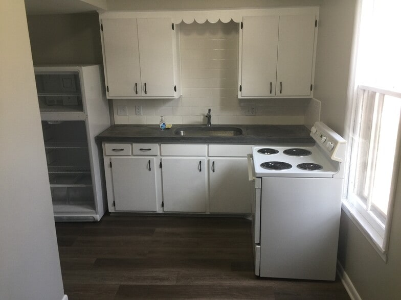 Kitchen - 614 Forest St