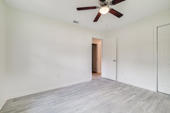 Building Photo - 925 Staley Ave