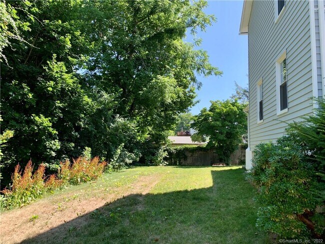 Building Photo - 575 Butternut St
