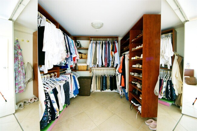 Building Photo - 2480 Presidential Way