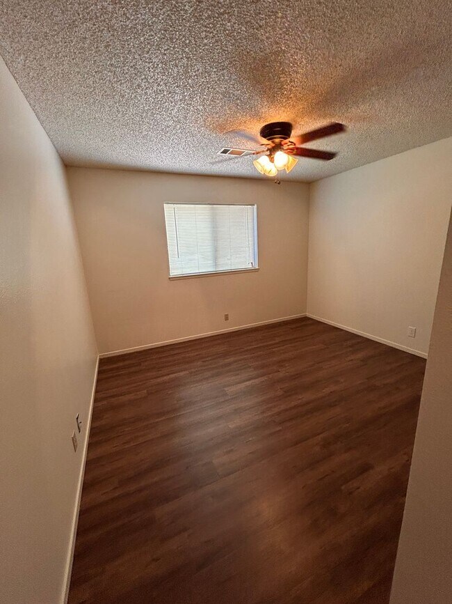 Building Photo - Cute home for rent in Visalia!