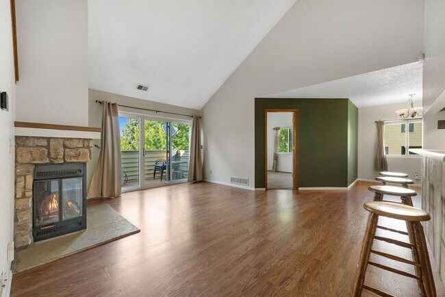 Building Photo - Spacious 3BR/3BA Condo w/ Loft & Vaulted Ceilings!