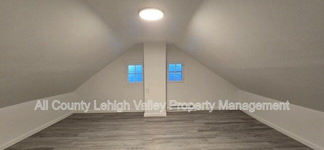 Building Photo - 129 W Sycamore St