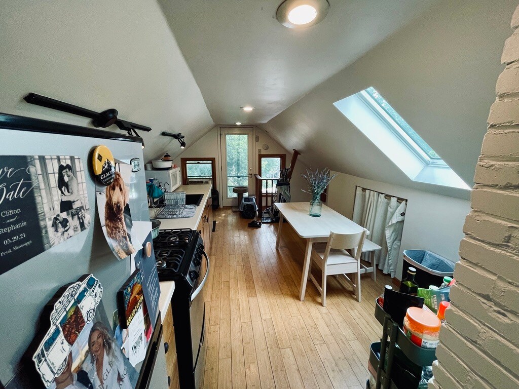 Building Photo - 1701 Taylor St NE