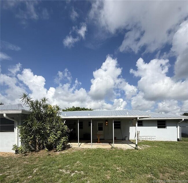 Building Photo - 2427 NW Holiday Ct