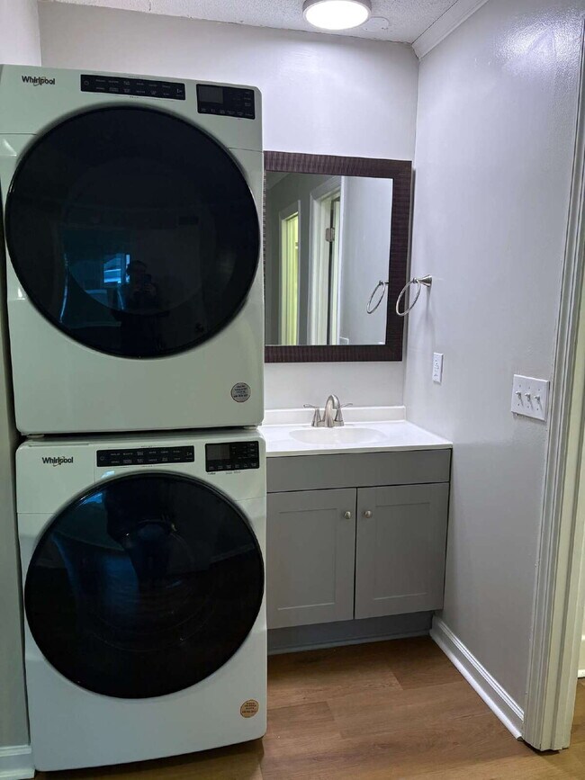 Building Photo - 105 P' Poole Ave #101: Red Bank 1Bed/1Bath Apartment w/ Laundry Units, Central AC, and Granite Co...