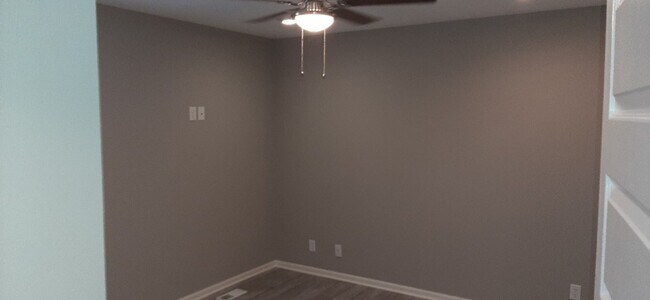 Building Photo - HURRY THIS WON'T LAST LONG! Gorgeous 3 bed, 2 bath in beautiful Parkville!