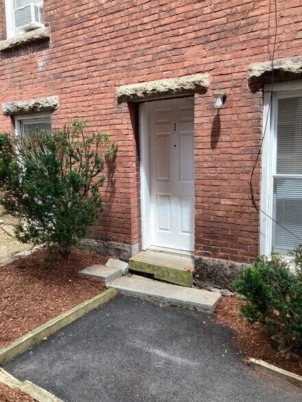 24-1 Front door - 24 Eden St