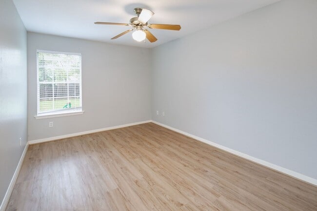 Building Photo - NOVEMBER Move in! 2/2 Duplex with fenced i...