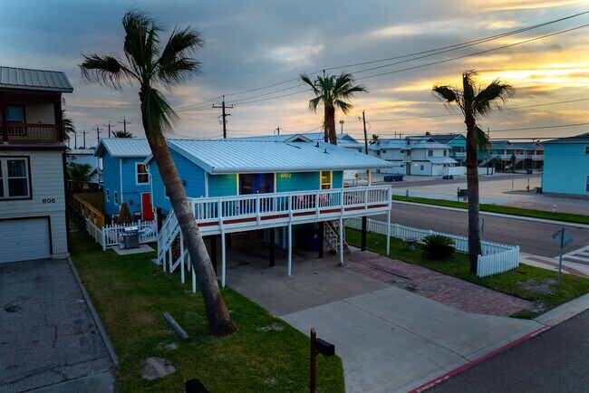 Building Photo - 602 N Palimino Dr
