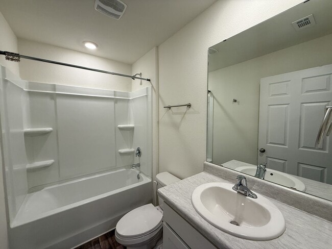 Building Photo - 3 Bedroom 2 Bath Home Located off 9 Mile R...