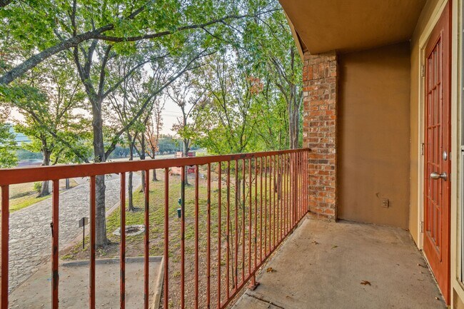 Building Photo - Fabulous Lake Austin 1 Bedroom - 2222 / 36...