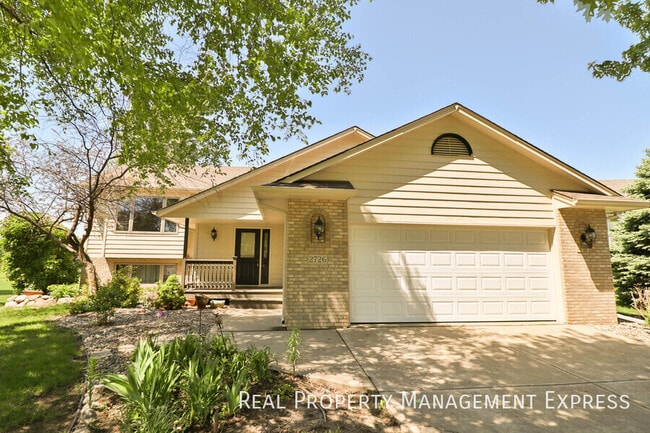 Primary Photo - Stunning 5 Bedroom 3 Bath Home in South Ea...