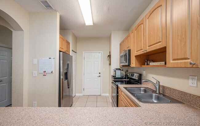 Building Photo - 5048 SW 136th Ave