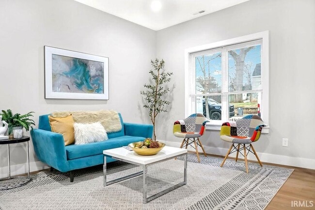 Building Photo - 1112 N Woodburn Ave