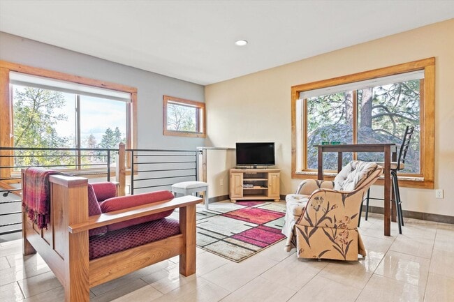 Building Photo - Fully-Furnished Short-Term Rental on South...