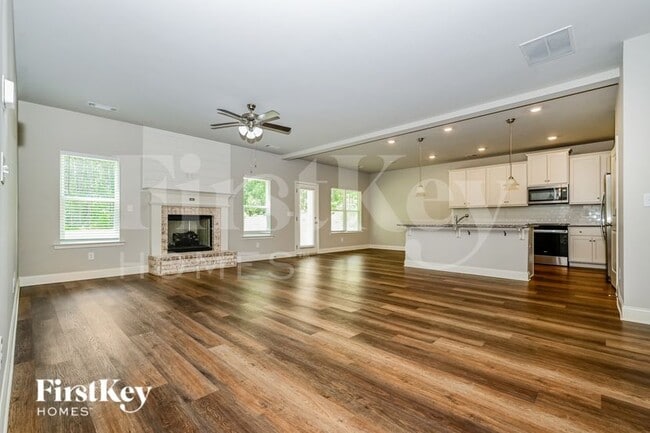 Building Photo - 215 Cheshire Dr