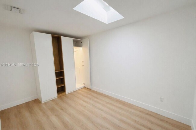 Building Photo - 240 Greenwood Dr