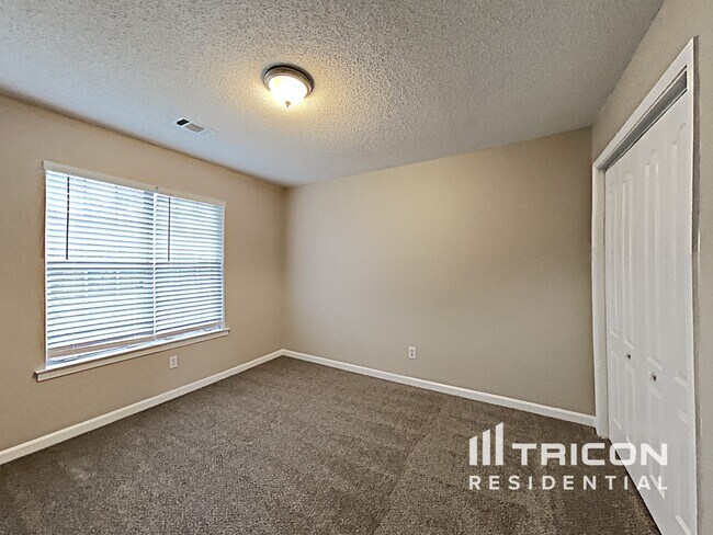 Building Photo - 567 Horseshoe Cir