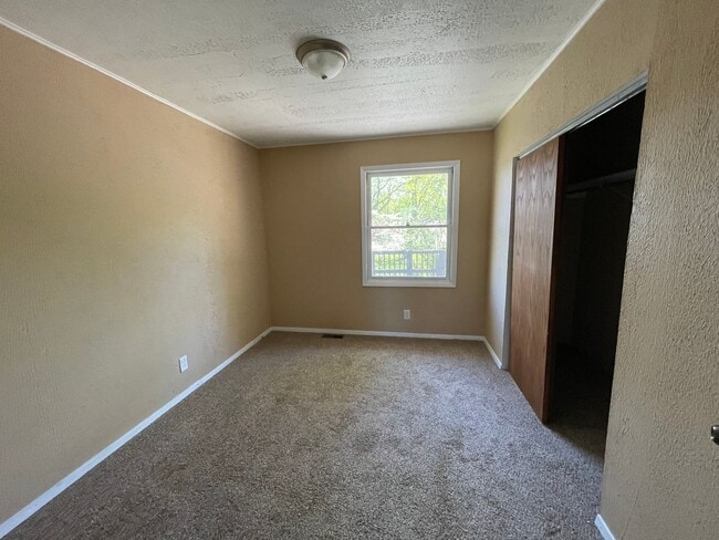Building Photo - Great Location in West Rock Island!