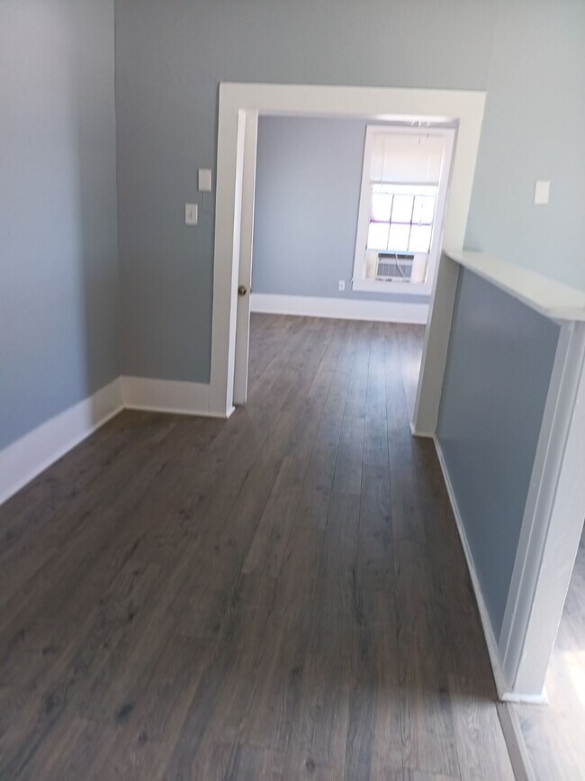 Building Photo - 215 W King Ave