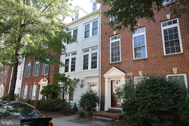 Building Photo - 822 W Glebe Rd