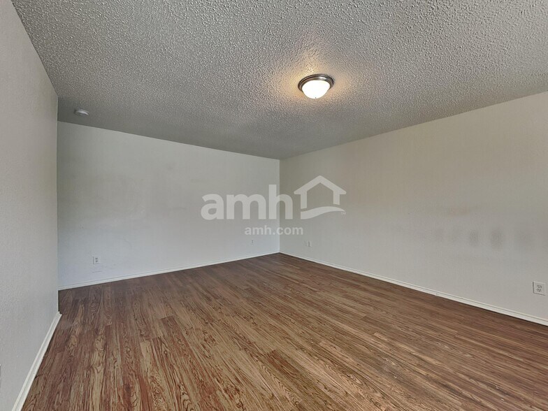 Building Photo - 1601 White Oak Rd