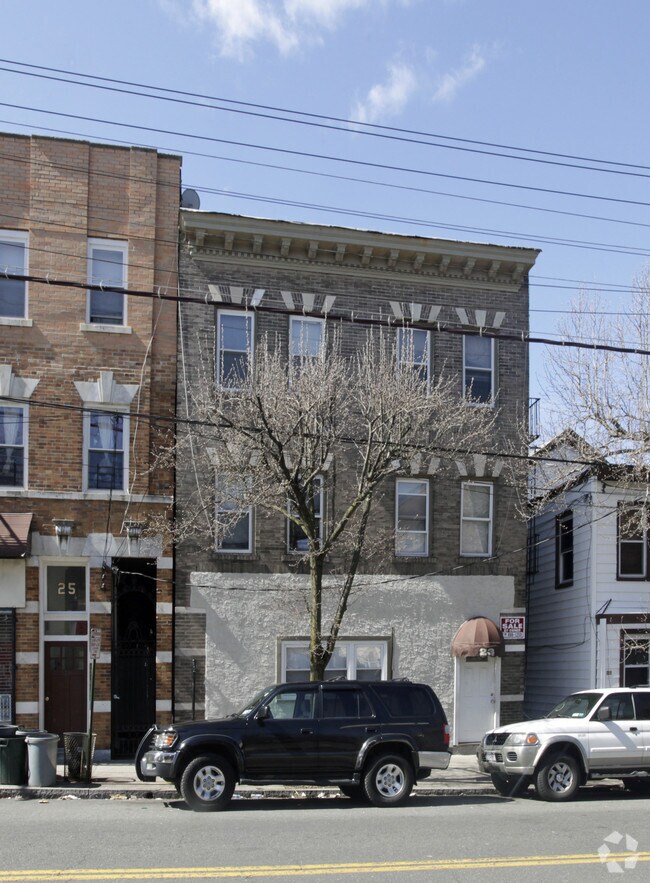 Building Photo - 23 Drake Ave