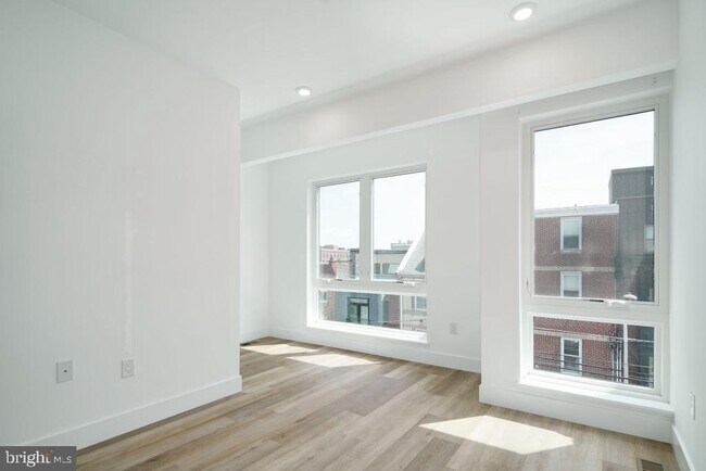 Building Photo - 930 N 2nd St