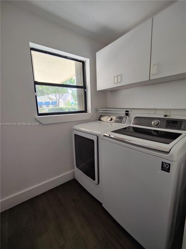 Building Photo - 5201 SW 31st Ave