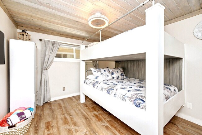 Building Photo - 4000 Gulf Terrace Dr