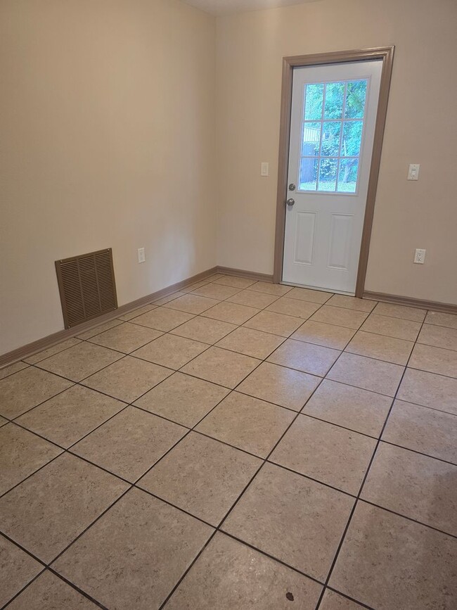 Building Photo - Fabulous 3/1.5/1 in Homosassa!!!