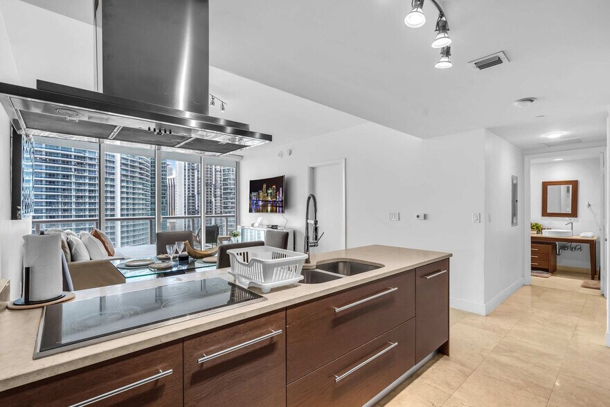 Building Photo - 485 Brickell Ave