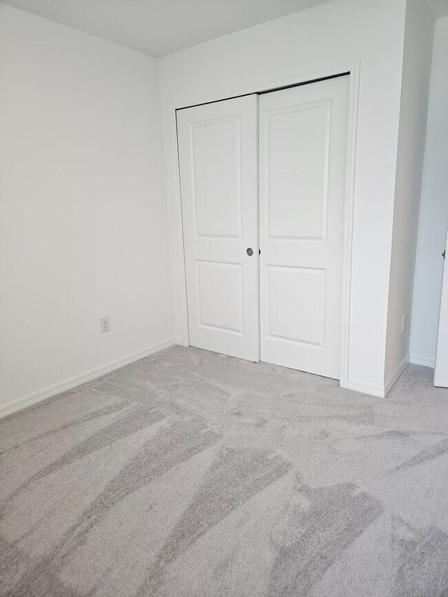 Building Photo - Townhome in The Townhomes of River Landing