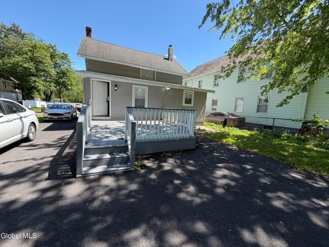 Building Photo - 1747 Oneida St
