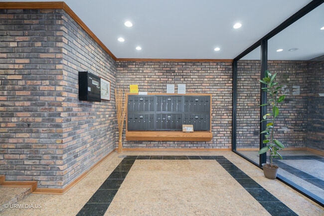 Building Photo - 2201 N Cleveland Ave