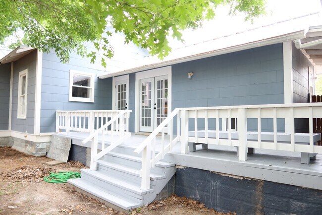 Building Photo - Charming 2 Bedroom, 2 Bath Home on Corner ...