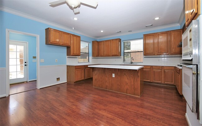 Building Photo - 10419 Pearl Dr