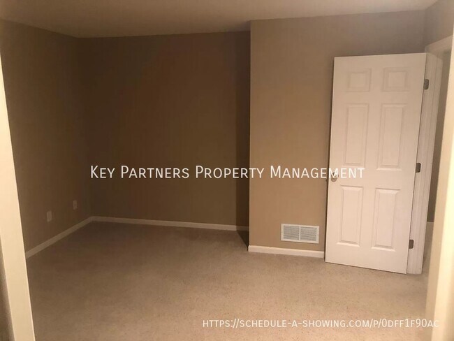 Building Photo - 9232 Boehm - Spacious Townhome!