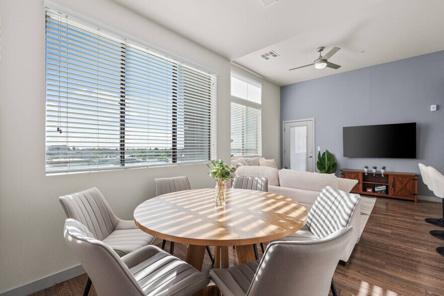 Building Photo - 711 W Broadway Rd