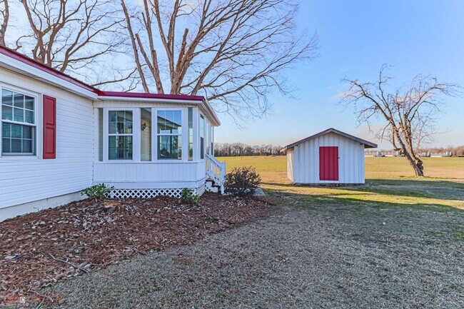 Building Photo - RENOVATED FARMHOUSE in Mt. Olive!