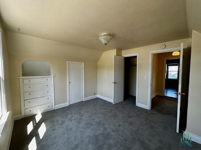 Building Photo - 413 S Main St