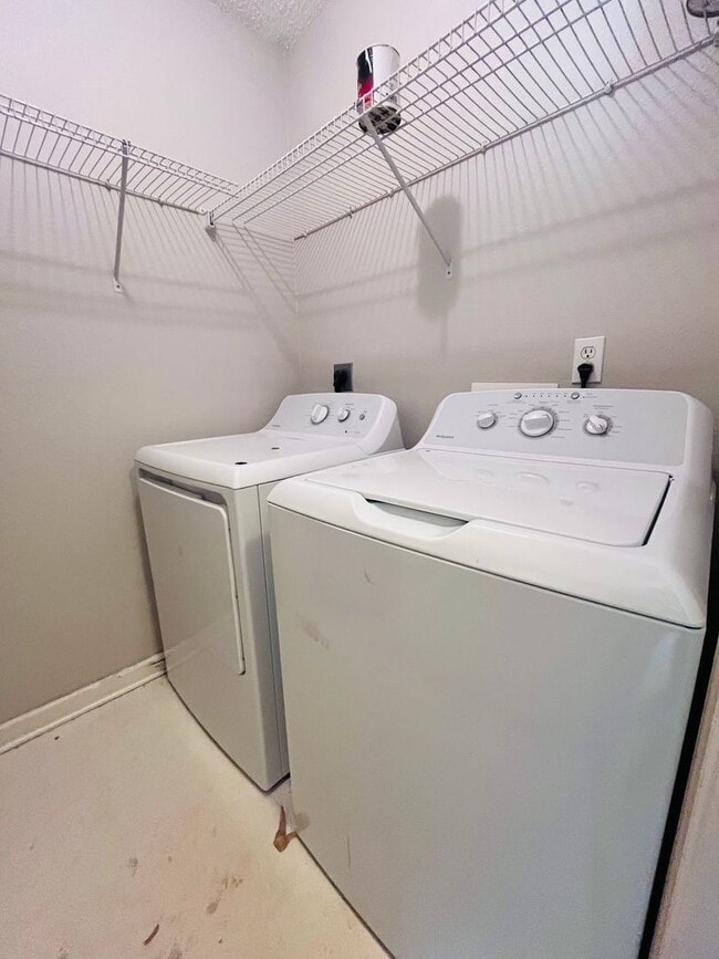 Building Photo - 3 BR/ 2 BA townhome located in Lakeshore E...