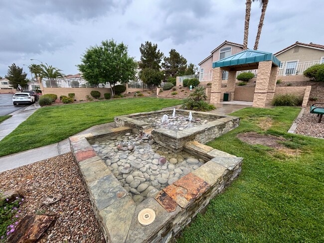 Building Photo - Gorgeous 3Bed/3Bath Home in the Gated Gree...