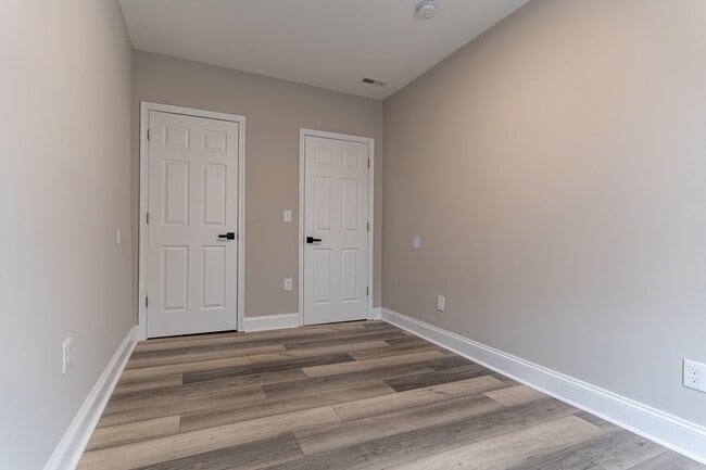 Building Photo - Spacious 6-Bedroom Home – Perfect for Large Families or Groups!