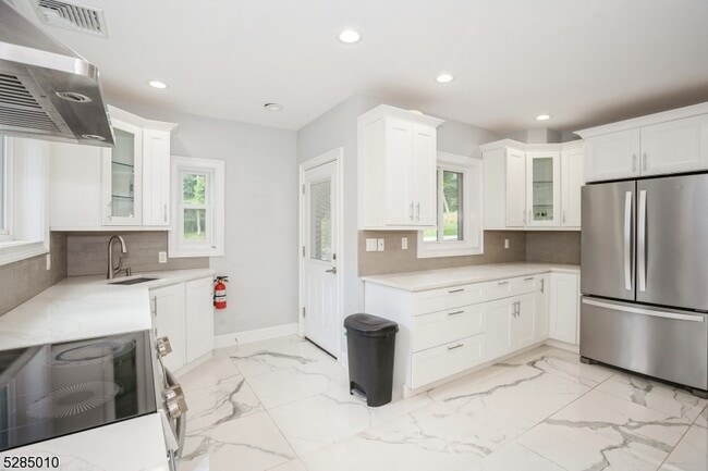 Building Photo - 242 Lake Rd