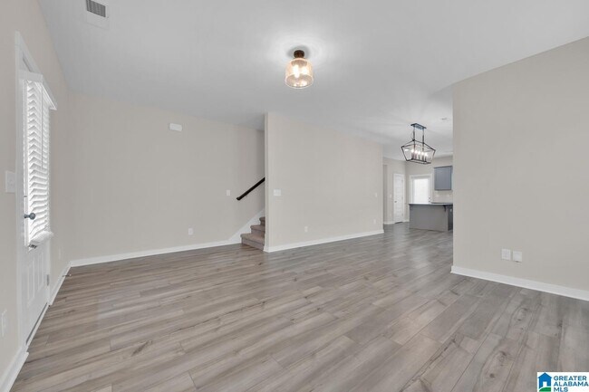 Building Photo - 170 Kings Wy