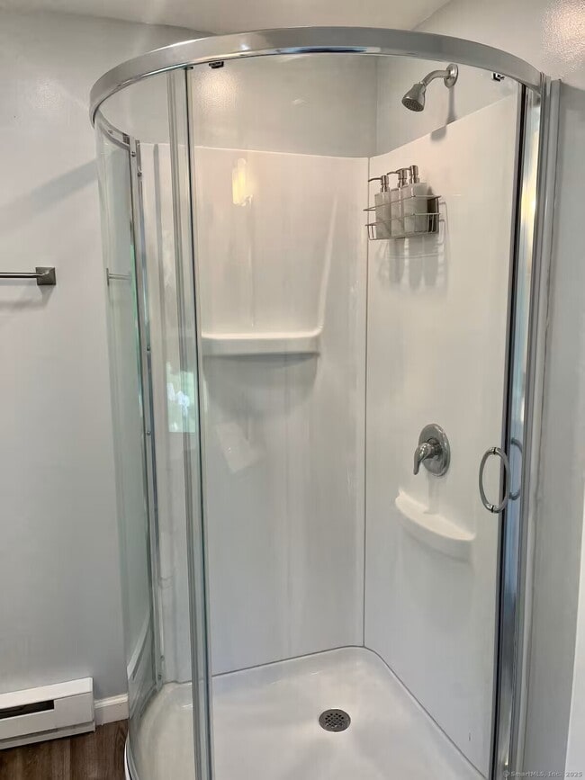 Building Photo - 424 Pequot Ave